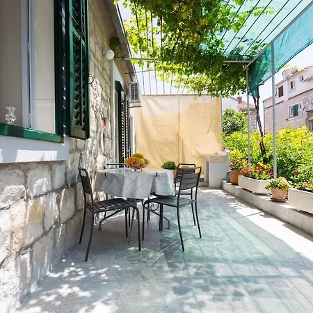 With Private Garden 아파트 스플리트